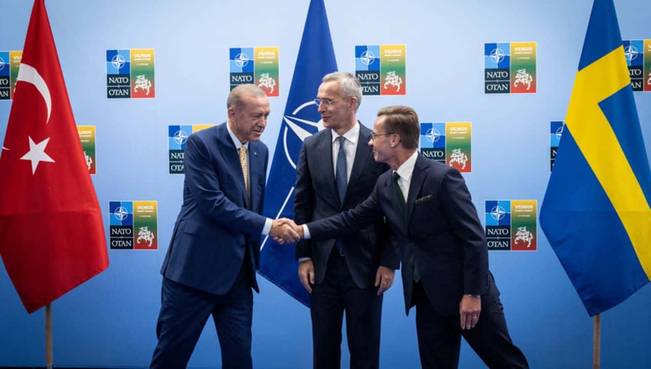 Türkish President Erdoǧan (l) meeting with Swedish Prime Minister Kristersson (r), mediated by NATO Secretary General Stoltenberg in Vilnius. Source: NATO