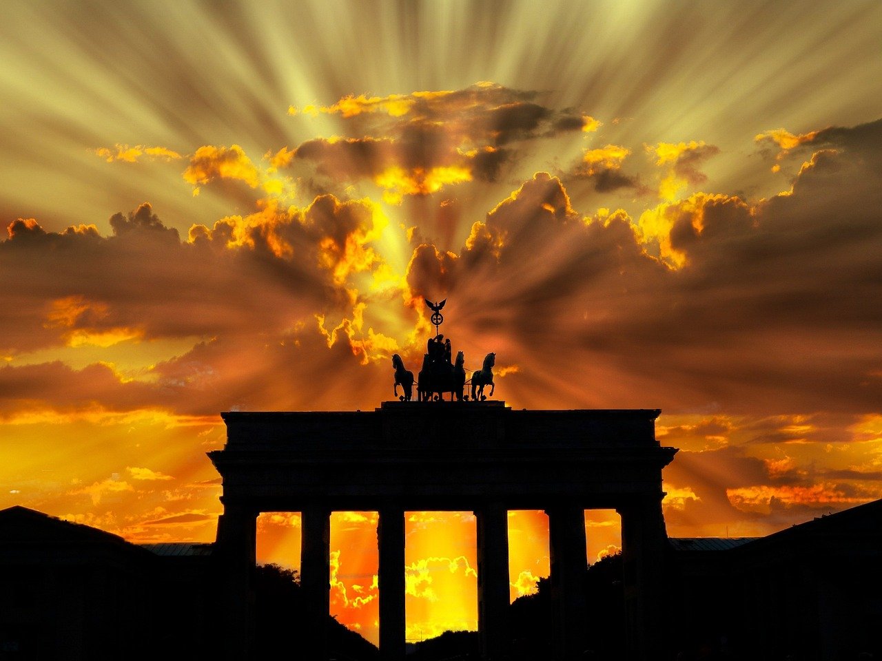 Photo of the Brandenburger Tor at dawn.