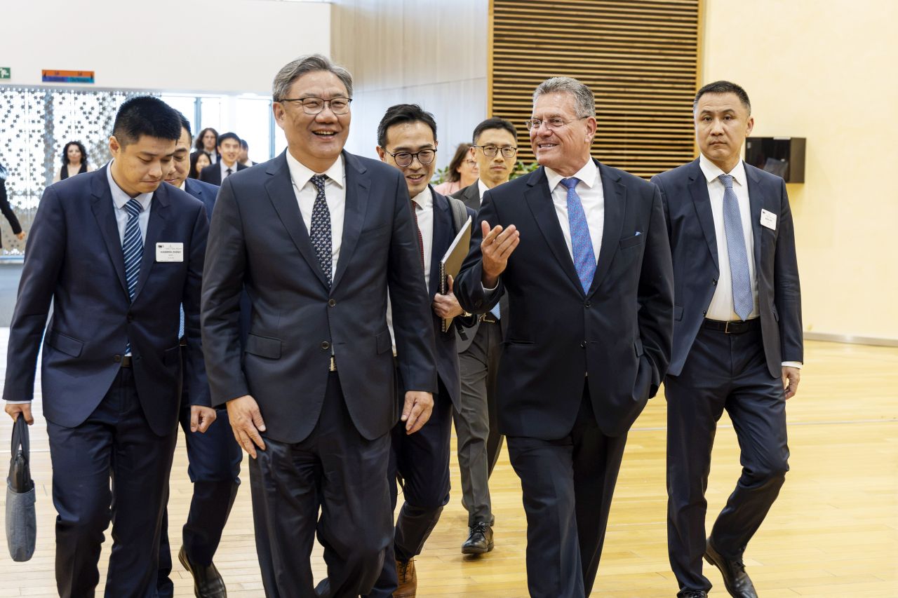 Maroš Šefčovič, European Commissioner for Trade and Economic Security, and European Commissioner for Interinstitutional Relations and Transparency, receives Wang Wentao, Chinese Minister for Commerce.