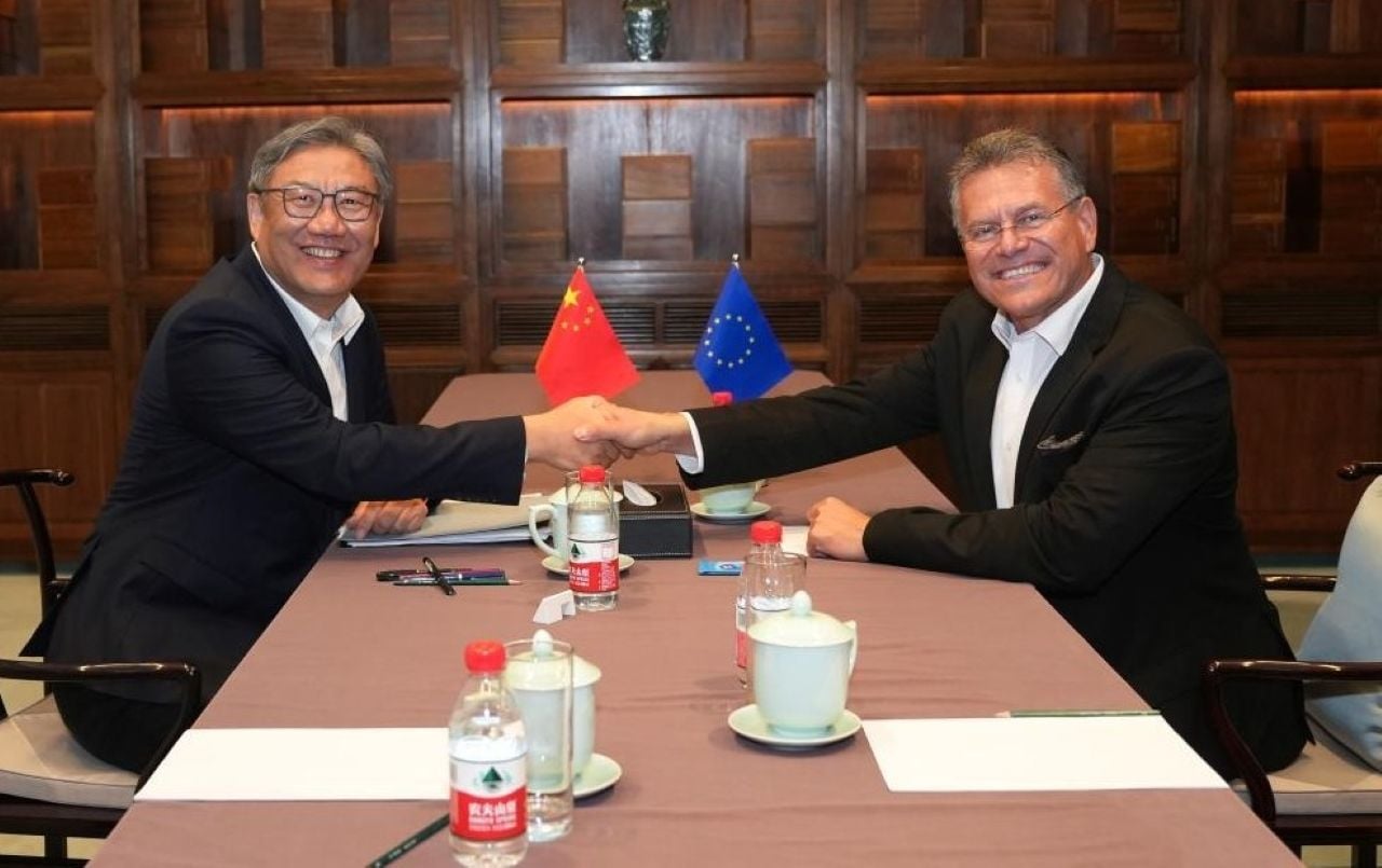 Handshake between China's Minister of Commerce, Wang Wentao (left), and Maroš Šefčovič (right).