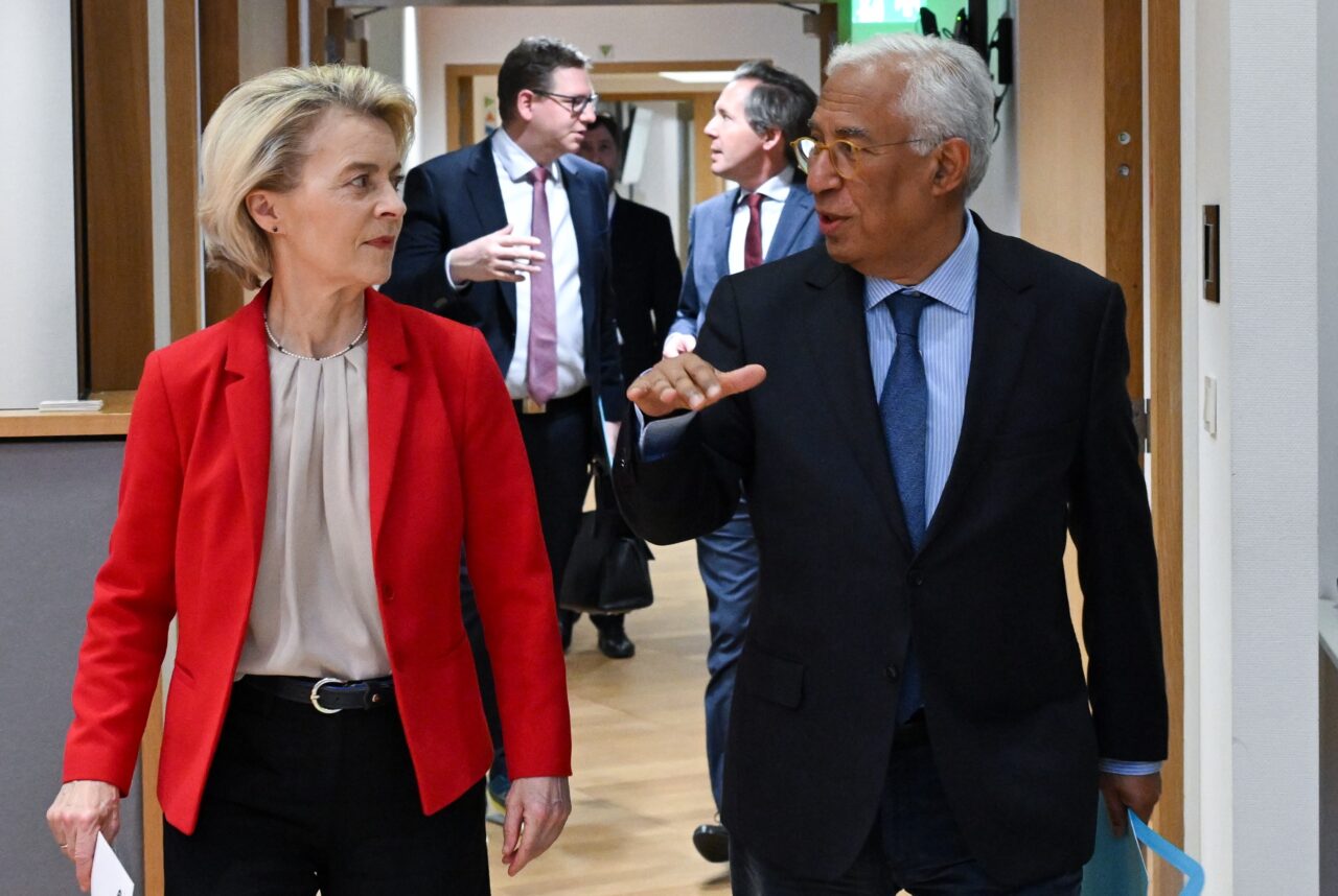 Ursula von der Leyen (l) und António Costa in a corridor.