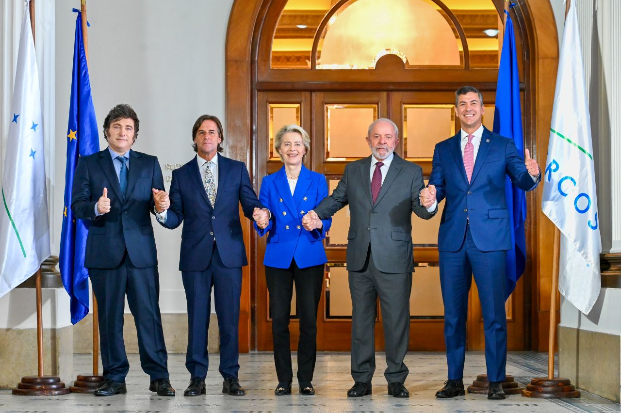 The Presidents of Argentina, Uruguay , the EU Commission, Brazil, and Paraguay: Javier Milei, Luis Alberto Lacalle Pou, Ursula von der Leyen, Luiz Inácio Lula da Silva, and Santiago Peña