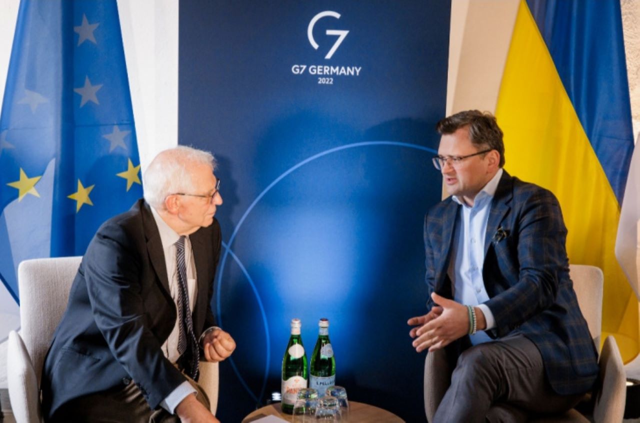 Josep Borrell (l) meeting Dmytro Kuleba (r) at a G7 meeting.