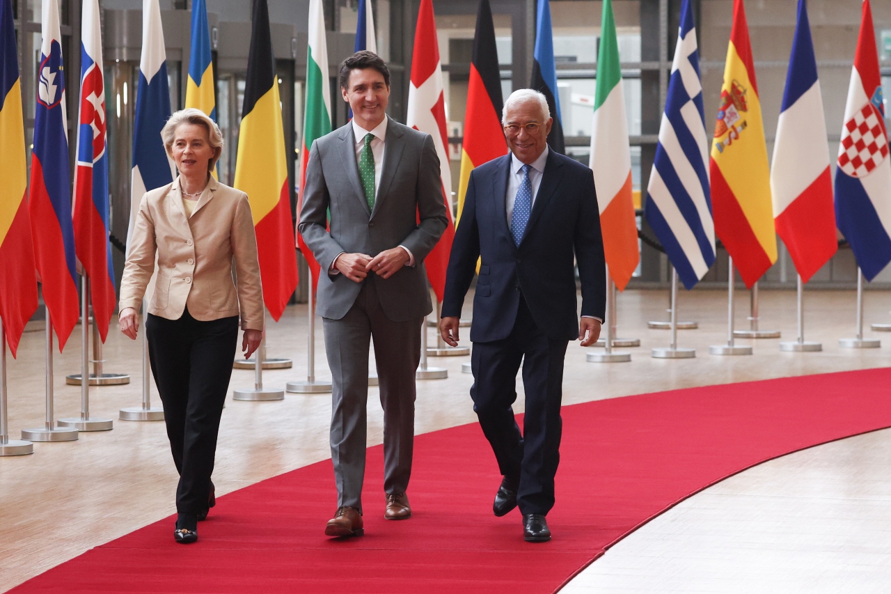 From left to right: Ursula VON DER LEYEN (President of the European Commission), Justin TRUDEAU (Canadian Prime Minister, Canada), António COSTA (President of the European Council)